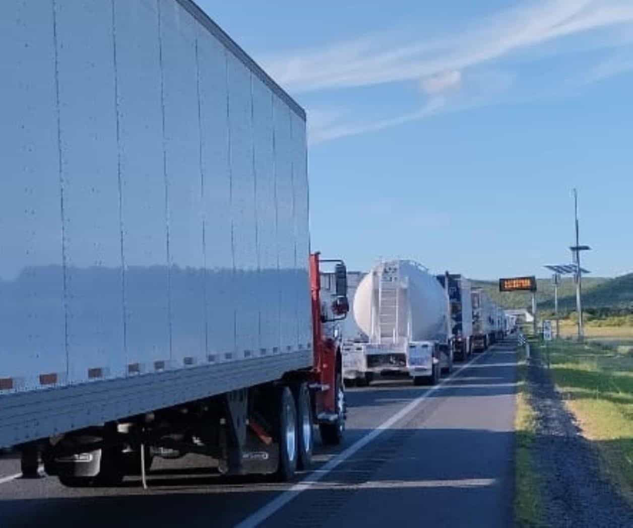 Choque entre tráileres en Autopista a Laredo