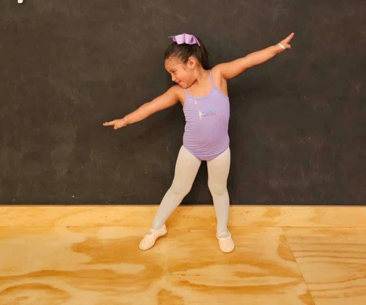 Destacan niñas en obra de ballet
