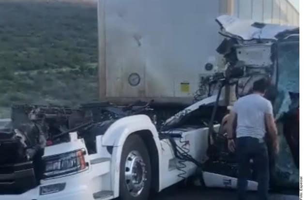 Choque entre tráileres en Autopista a Laredo