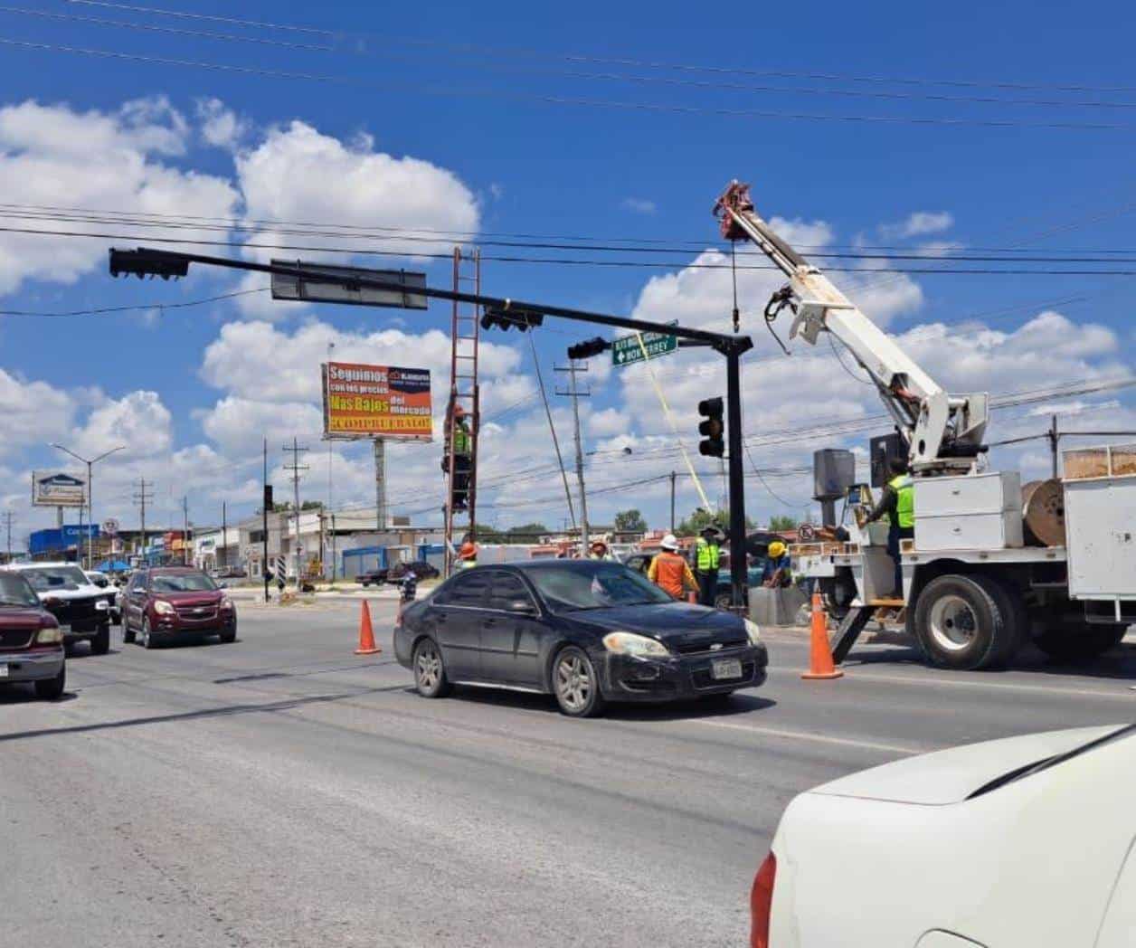 Reparación de una estructura ocasiona congestionamiento vial en Bulevar Hidalgo