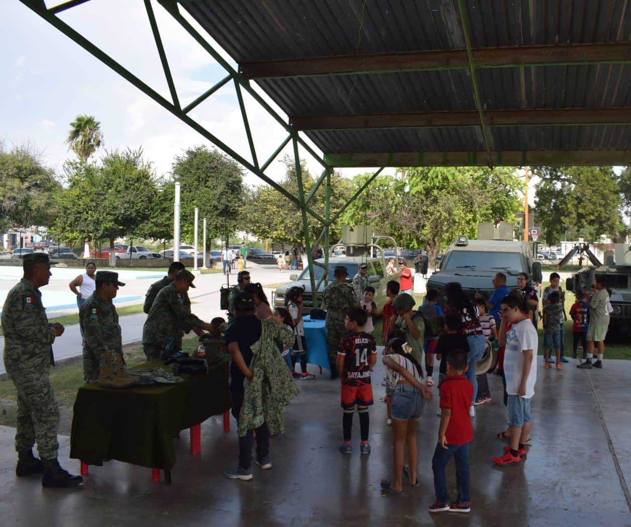 Muestran militares su equipo táctico Muestran militares su equipo táctico