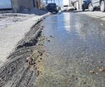 ¡Ya no soportan olor pestilente! Fuga de aguas residuales en Colonia 5 de Diciembre