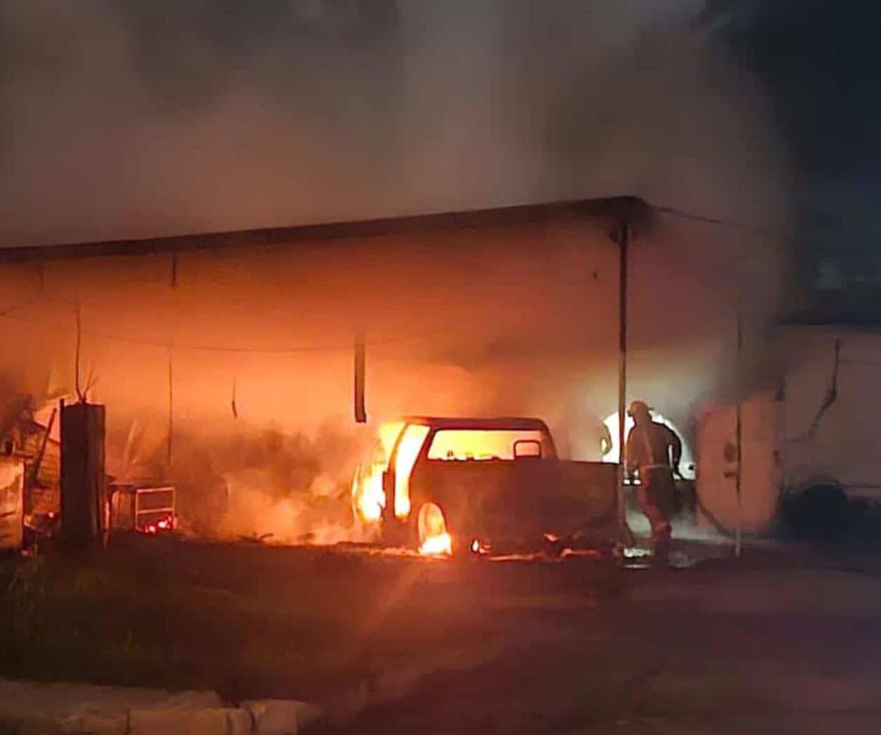 Arde camioneta, daña una traila y techumbre en colonia Las Cumbres