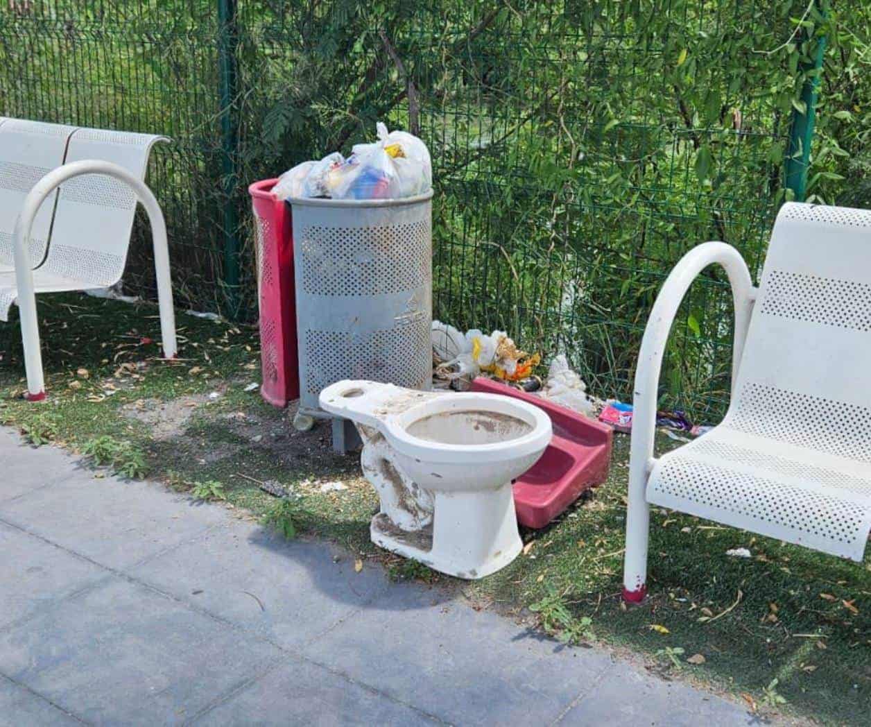 Arrojan muebles al Parque Lineal Anzaldúas