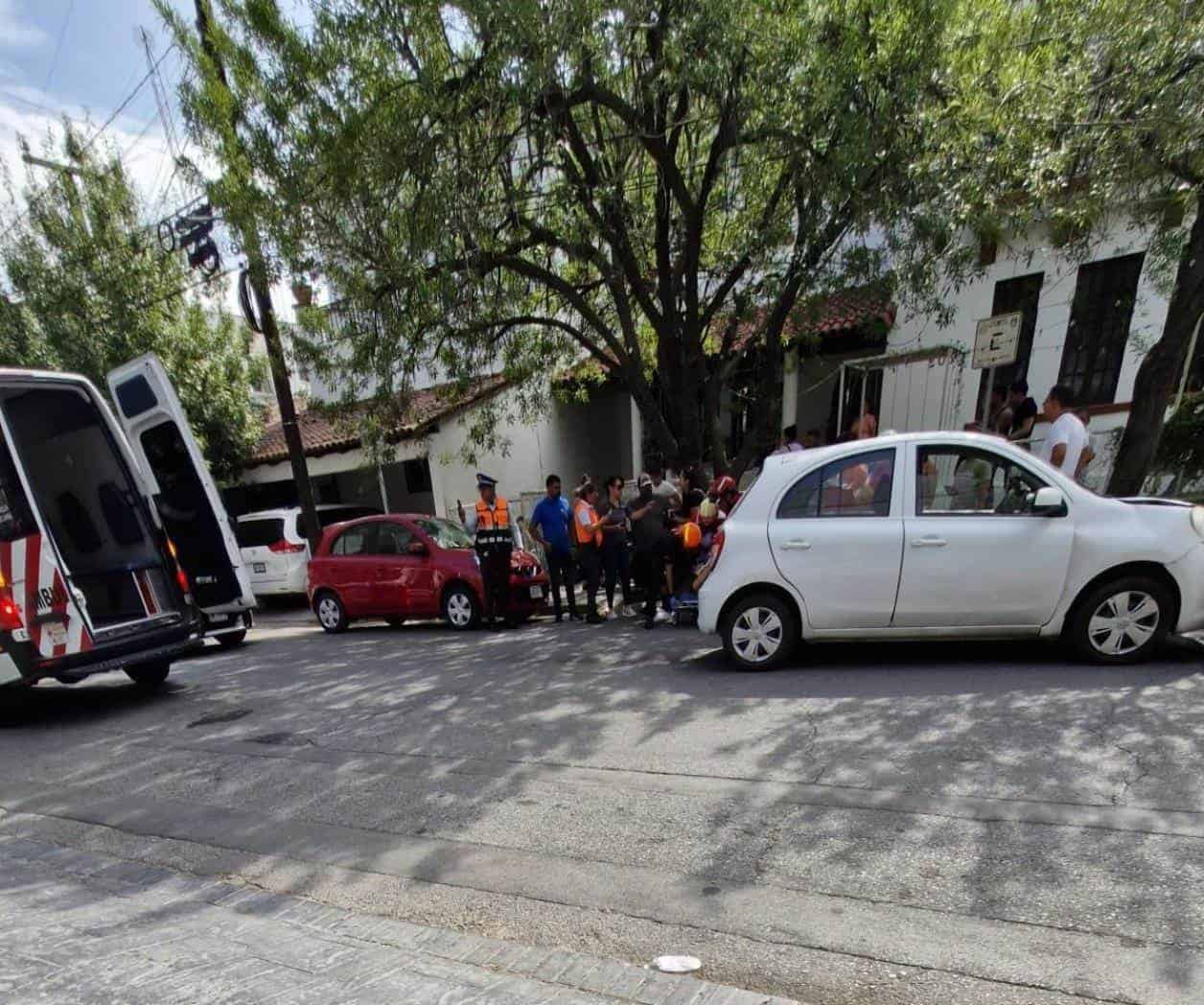 Conductor sufre infarto, luego choca y logra sobrevivir en Monterrey