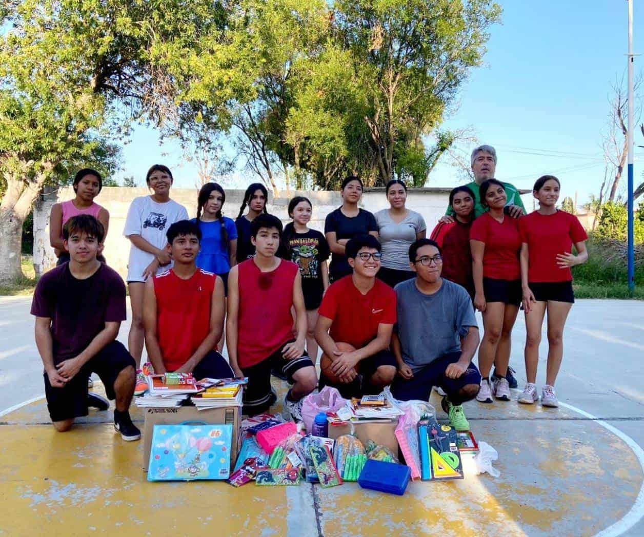 Donan deportistas útiles escolares en Reynosa