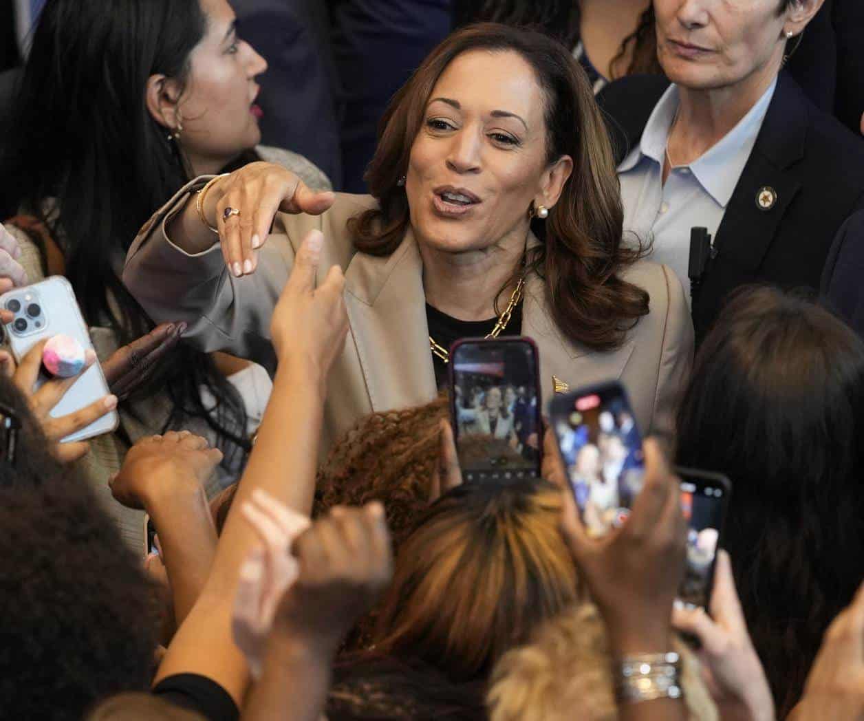 La evolución de Kamala Harris en política y sus decisiones controvertidas.