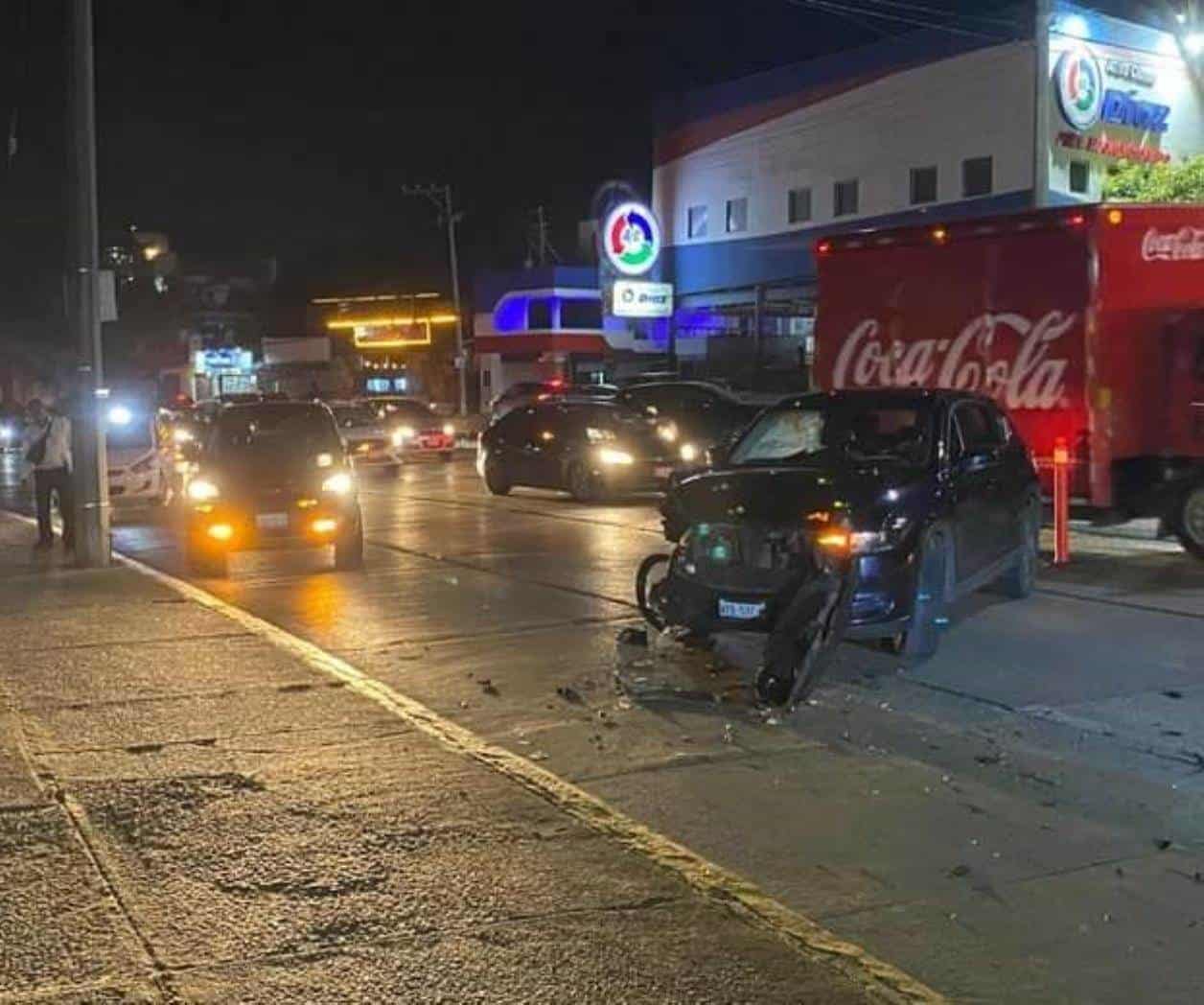 Distraída mujer choca por alcance contra retroexcavadora en Madero