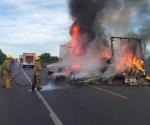Cierran carretera por fuerte incendio