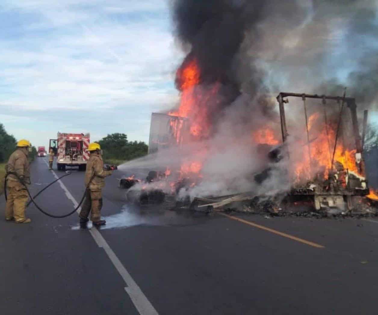 Cierran carretera por fuerte incendio