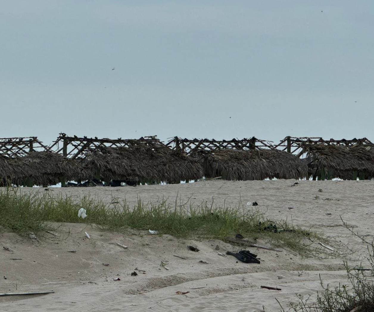 Queman palapas en Playa Miramar