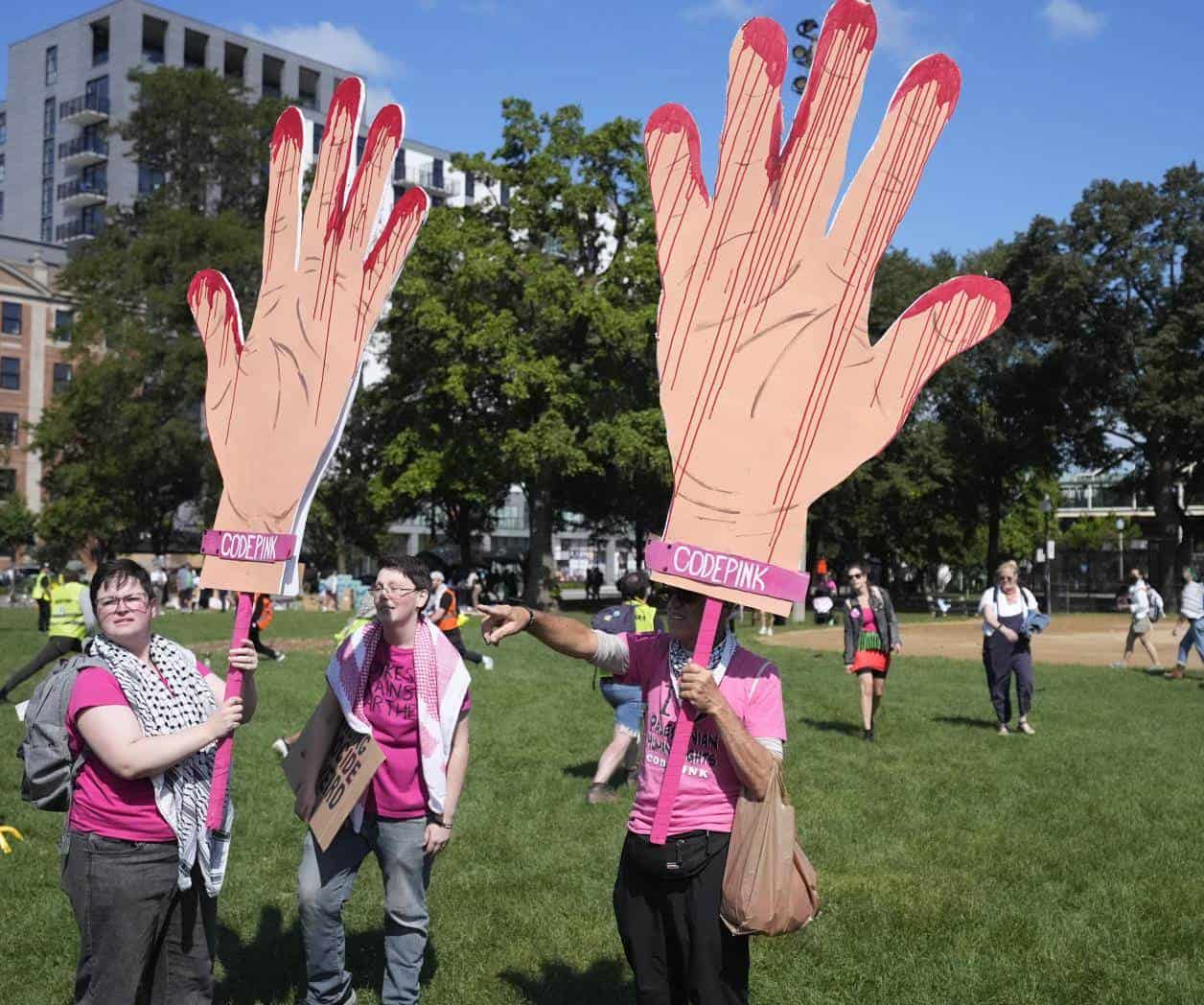 Manifestantes derriban una valla de seguridad