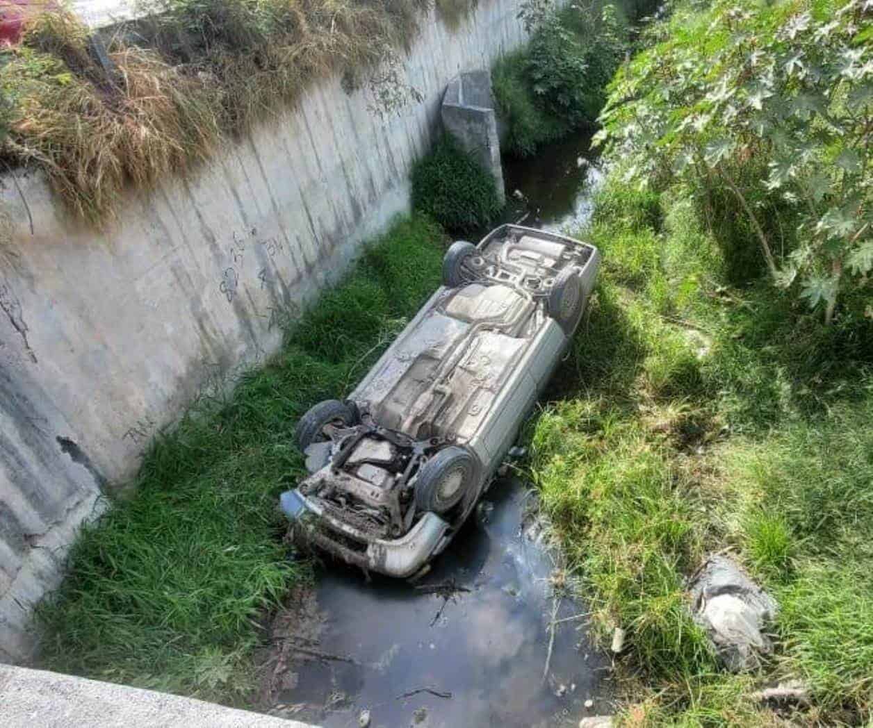 Abandonan auto volcado en dren en Viaducto Reynosa Abandonan auto volcado en dren en Viaducto Reynosa