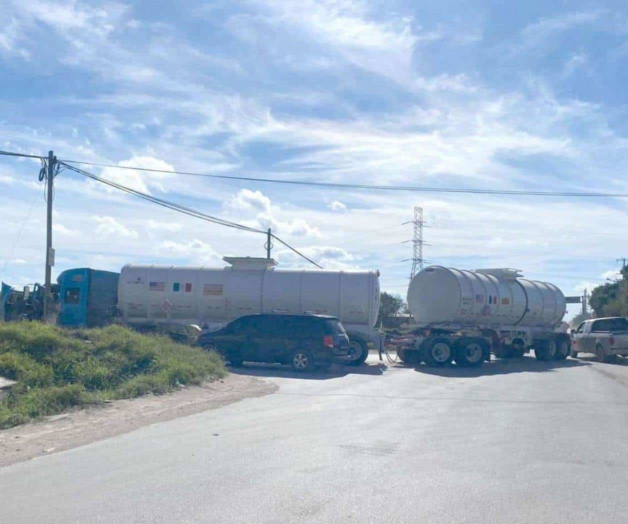 Persiste caos generado por dobles remolques en Río Bravo Persiste caos generado por dobles remolques en Río Bravo