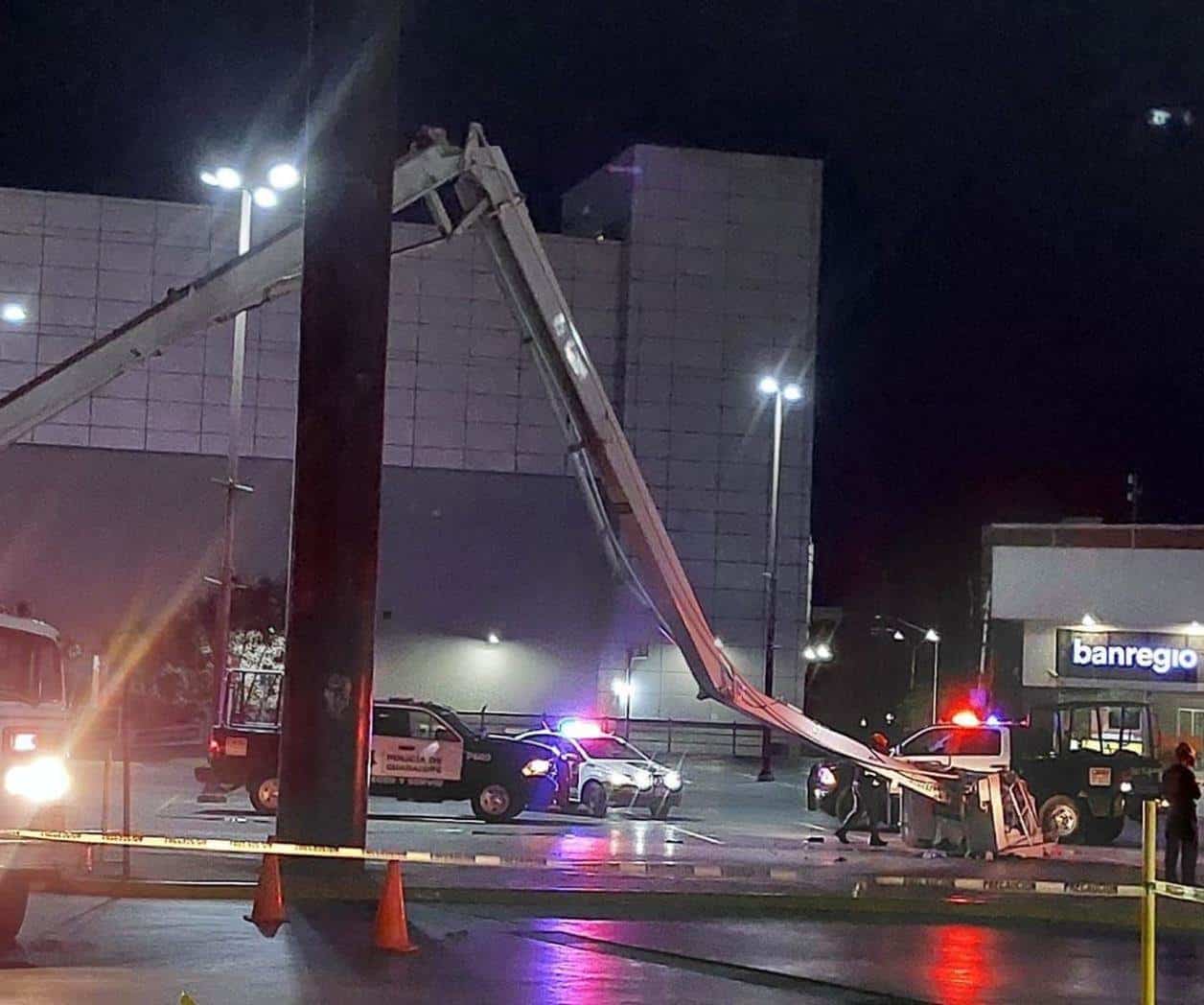Dos hombres caen de altura de 15 metros al vencerse grúa, en Guadalupe, NL Dos hombres caen de altura de 15 metros al vencerse grúa, en Guadalupe, NL