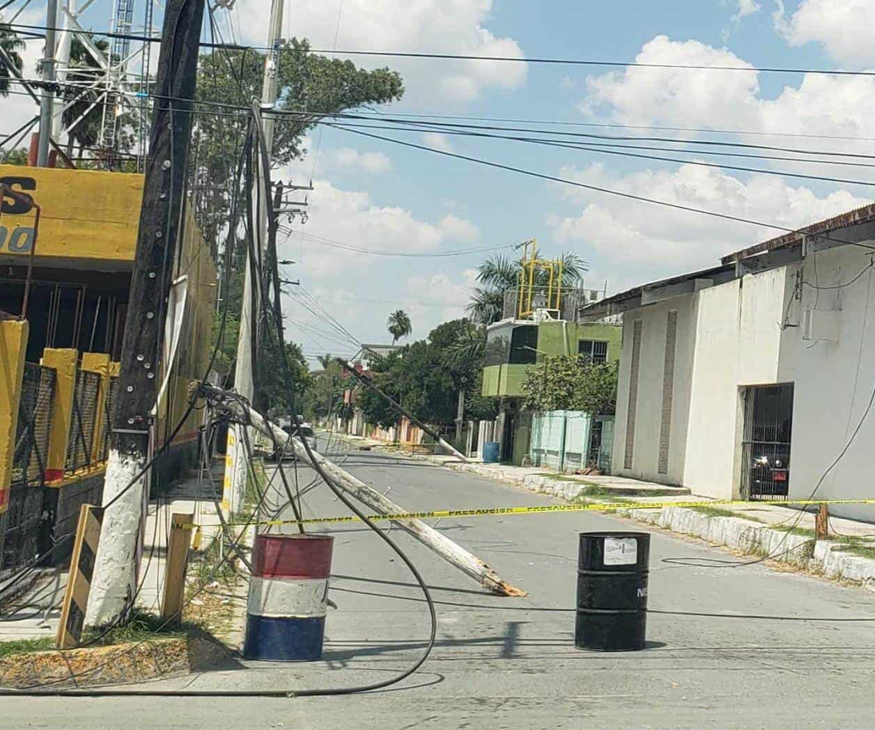 Derriba postes y corta servicio de electricidad