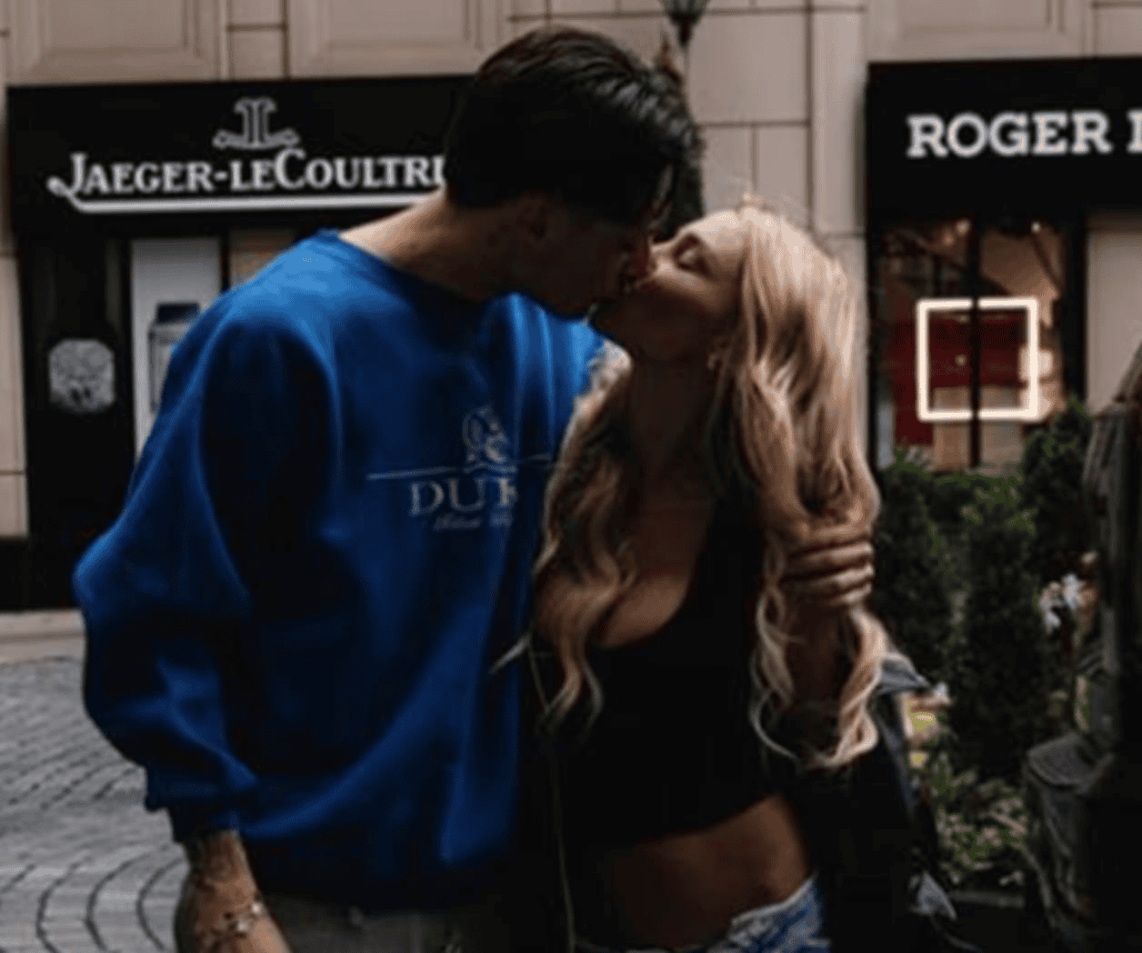 La novia de Peso Pluma se tatúa el nombre del cantante y lo presume