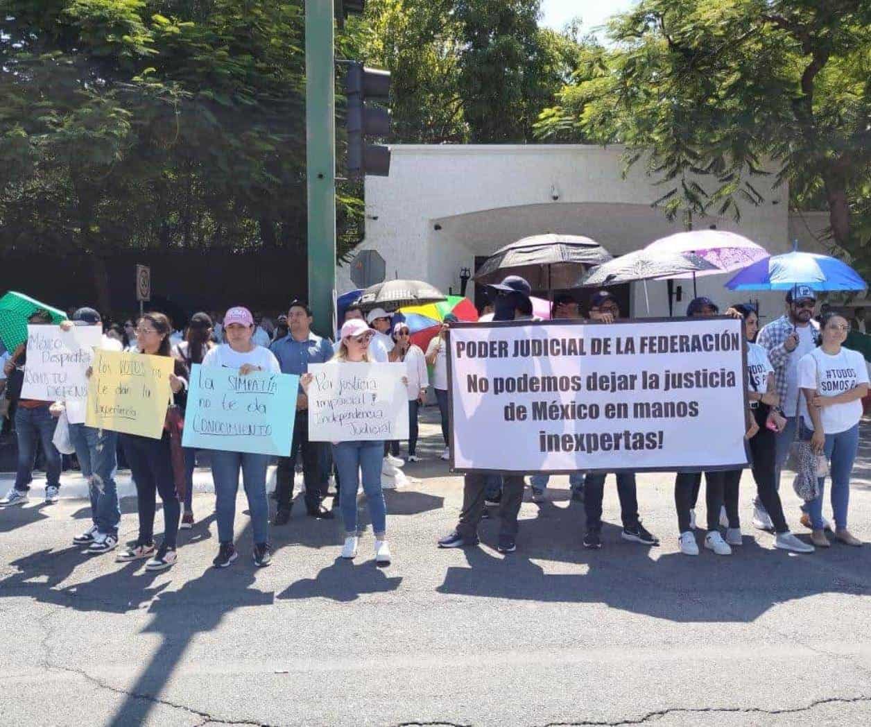 Mantienen juristas protestas: Acuden a Casa de Gobierno en Ciudad Victoria