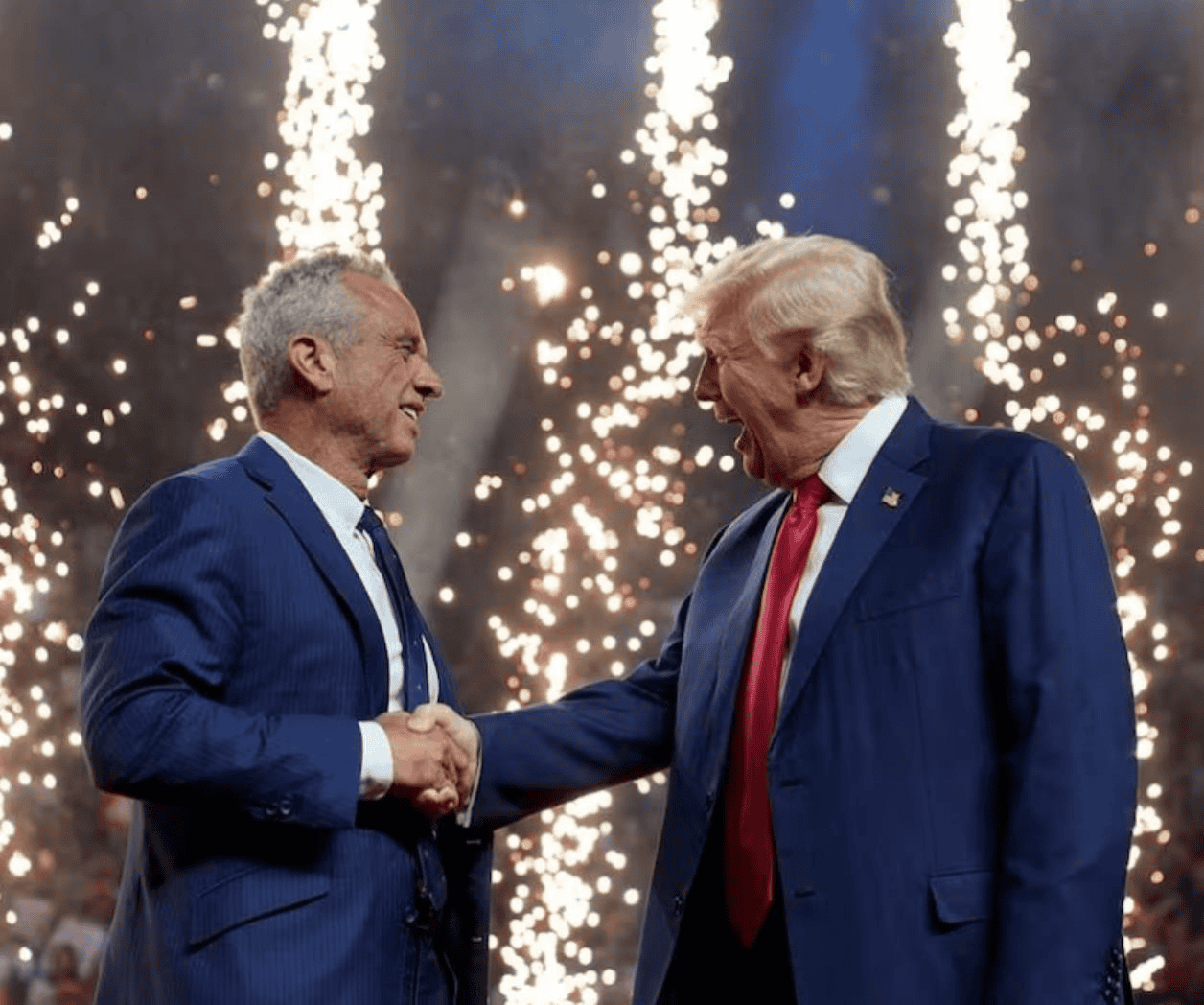 Robert F. Kennedy Jr. sube al escenario en mitin de Trump en Arizona