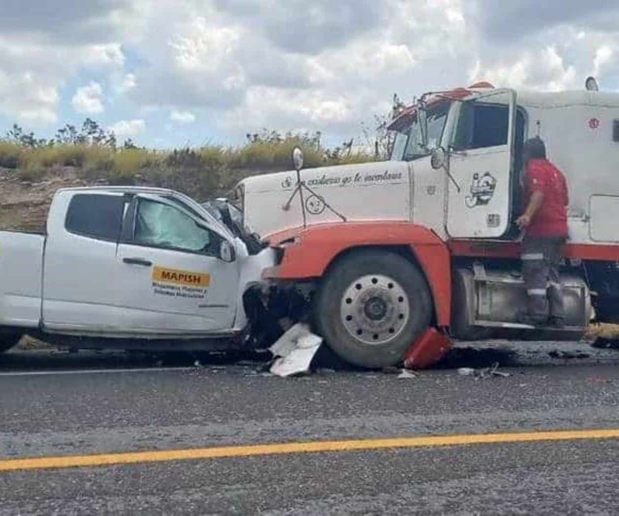 Trágico accidente entre camioneta y tráiler en Mina, Nuevo León