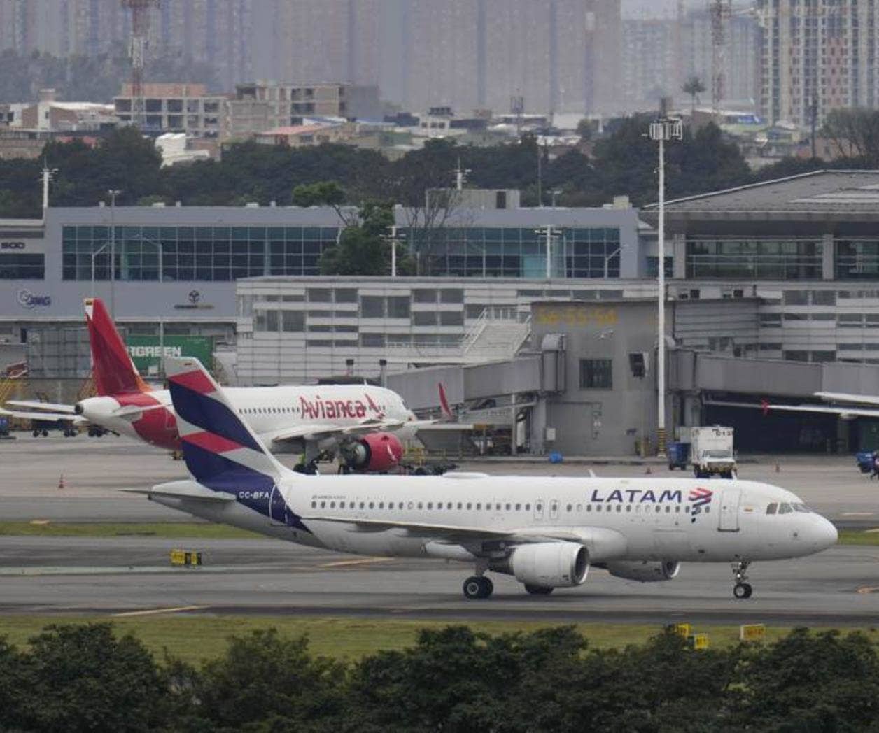 Cancelación de vuelos por falta de combustible en Colombia