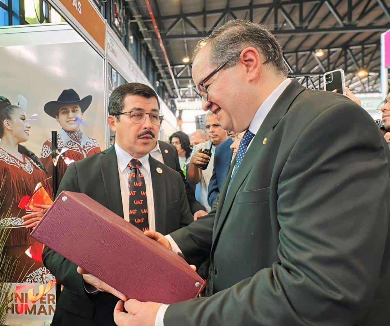 Participa la UAT en Feria del Libro Participa la UAT en Feria del Libro