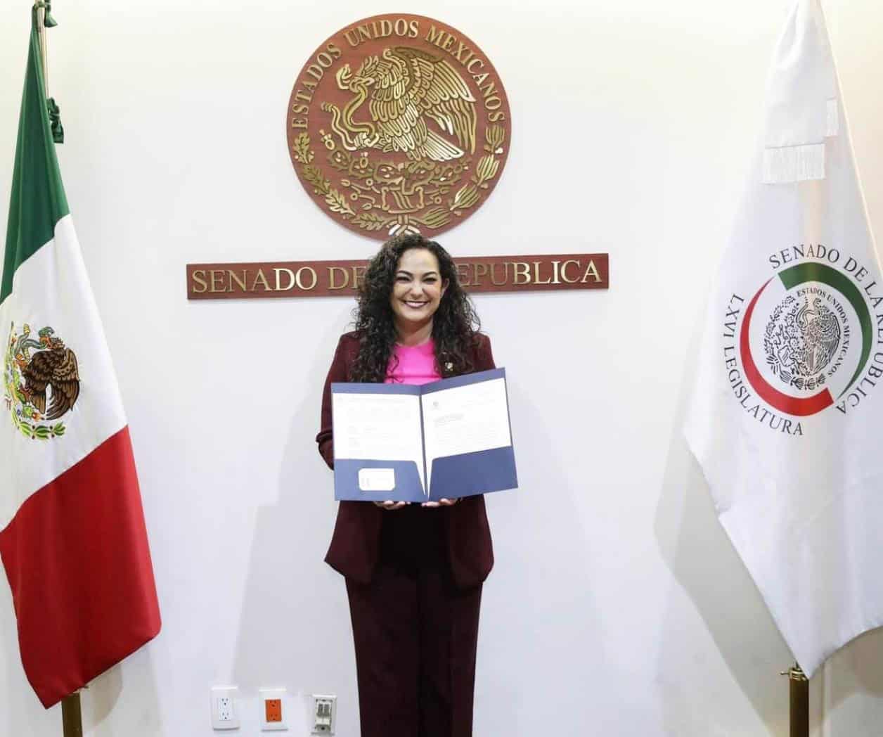 Olga Sosa recibe credencial del Senado de la República