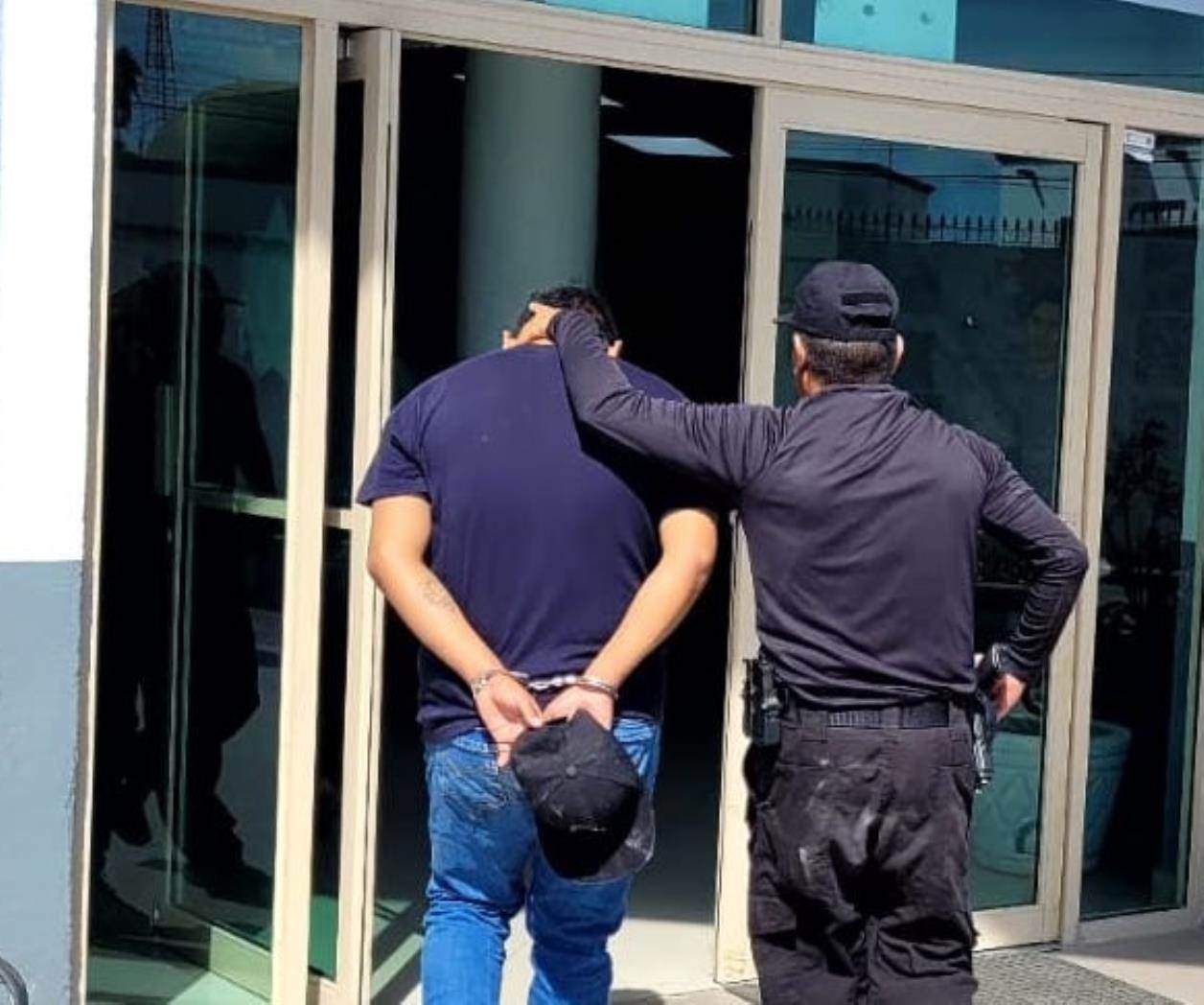 Arrestan a hombre por escandalizar en tienda Arrestan a hombre por escandalizar en tienda