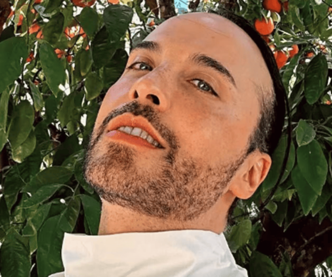 Apio Quijano pierde el equilibrio en plena transmisión
