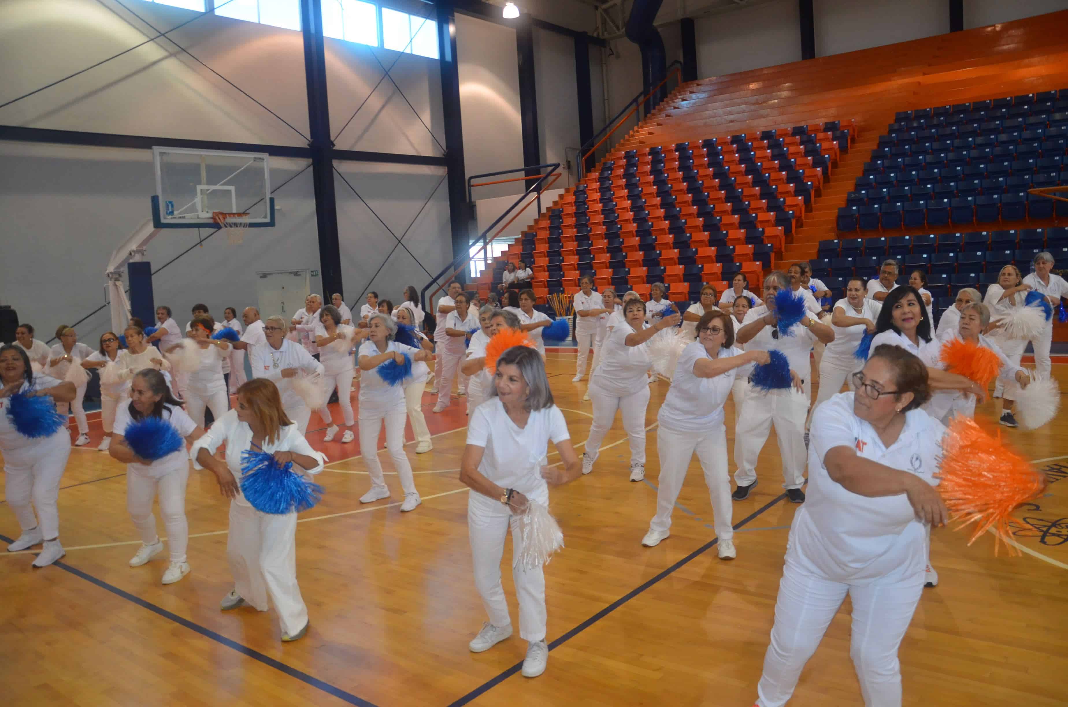 Bailan a ritmo de “Agárrense de las manos”.