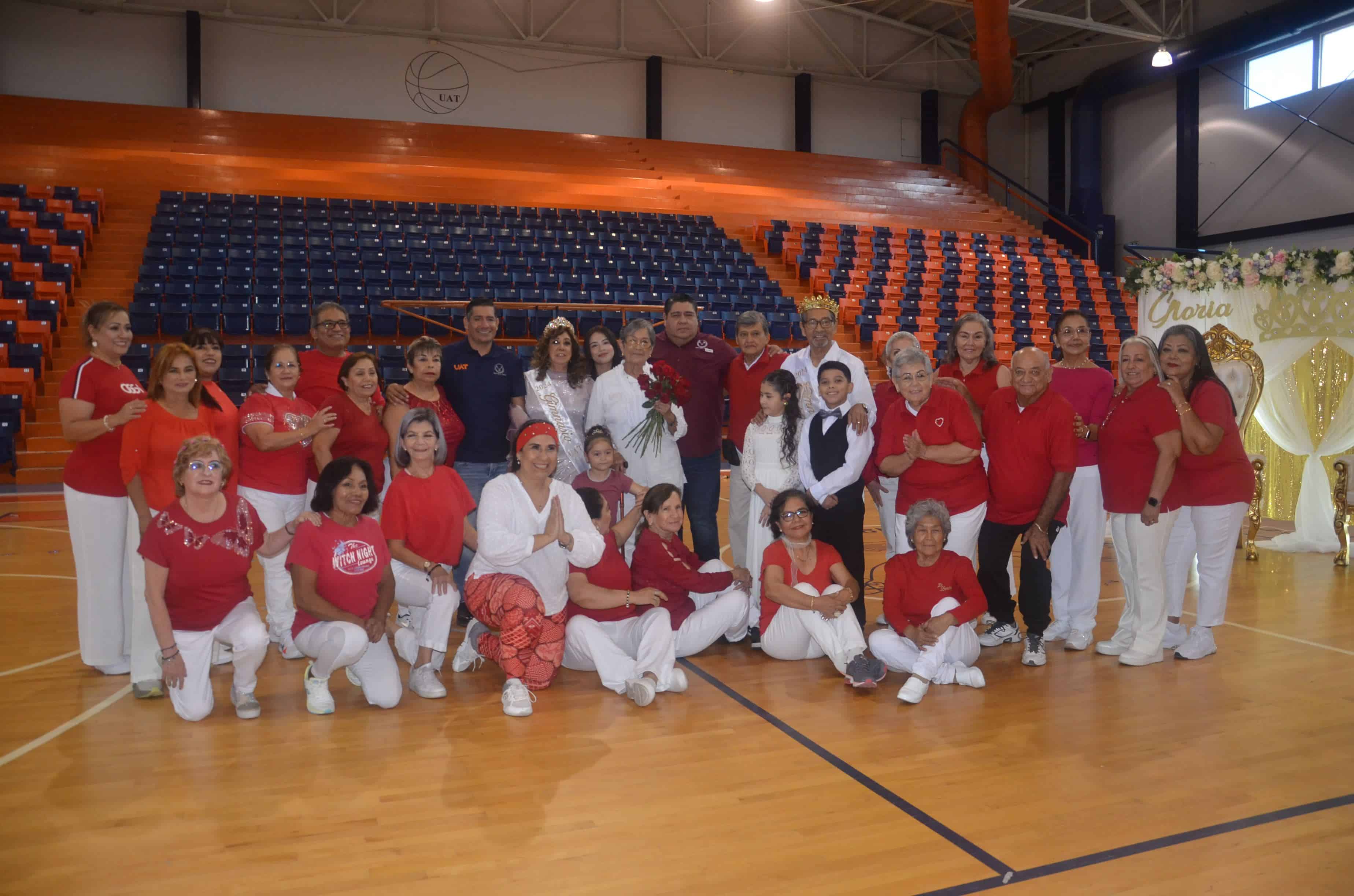 Alumnos de Yoga tras su participación.