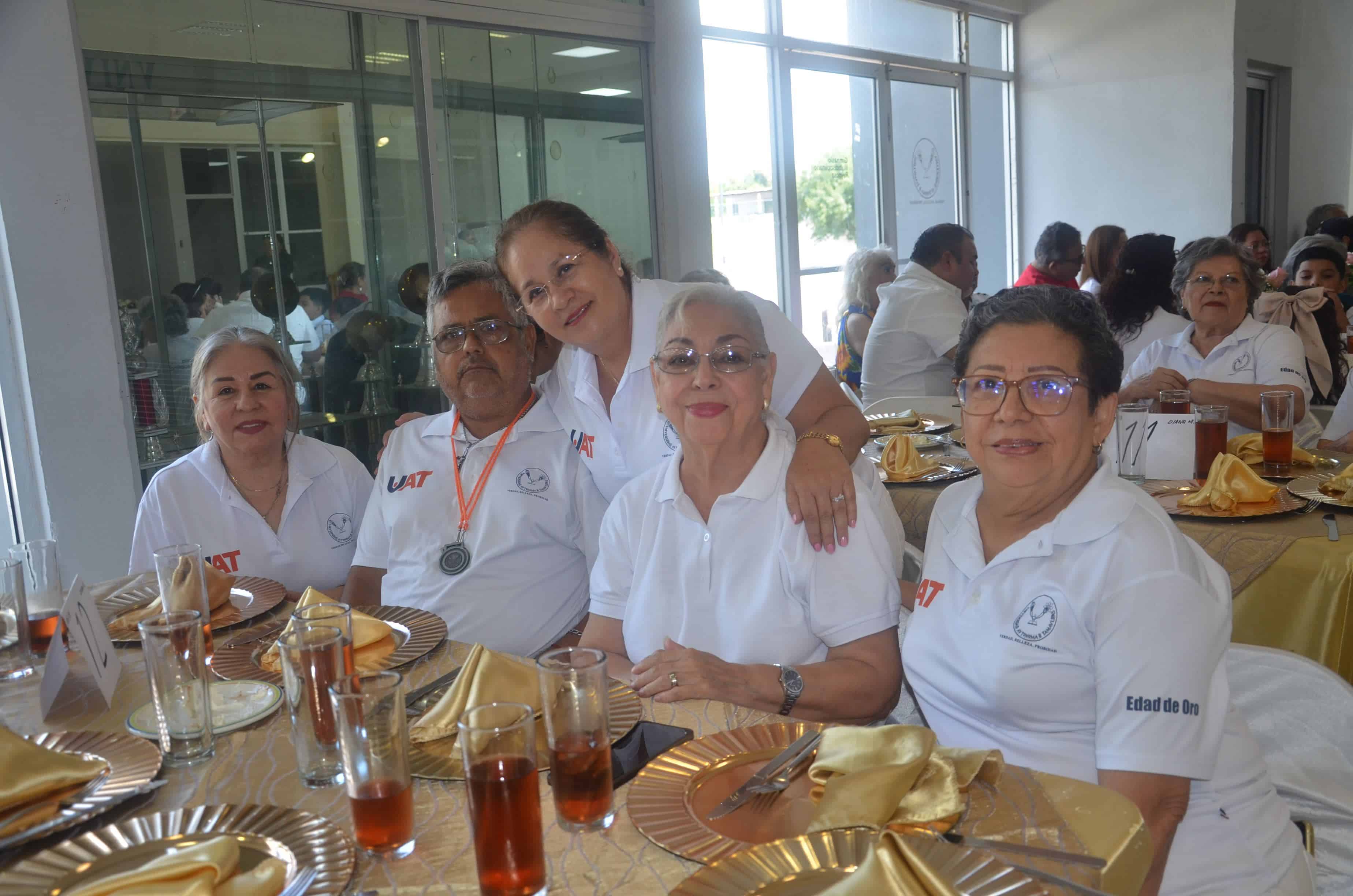 Festejan El Día del Abuelo.