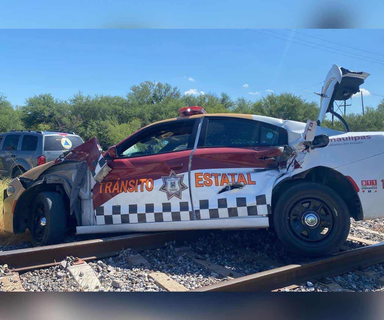 Patrulla de Tránsito Estatal omite alto en las vías del tren y es arrastrada en Victoria