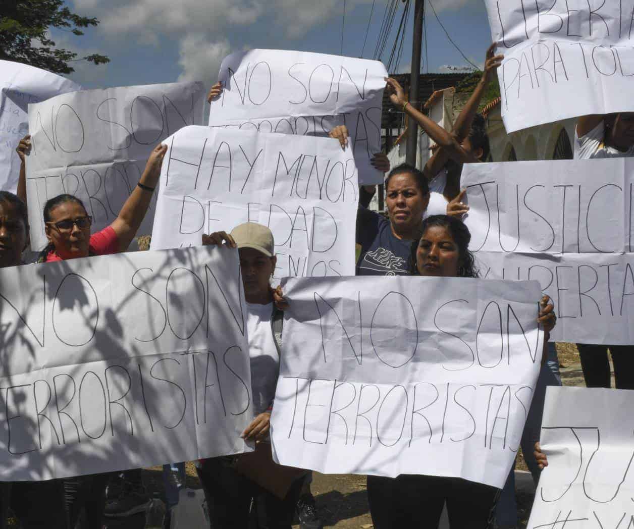 Oposición y seguidores de Maduro salen a protestar a un mes de comicios