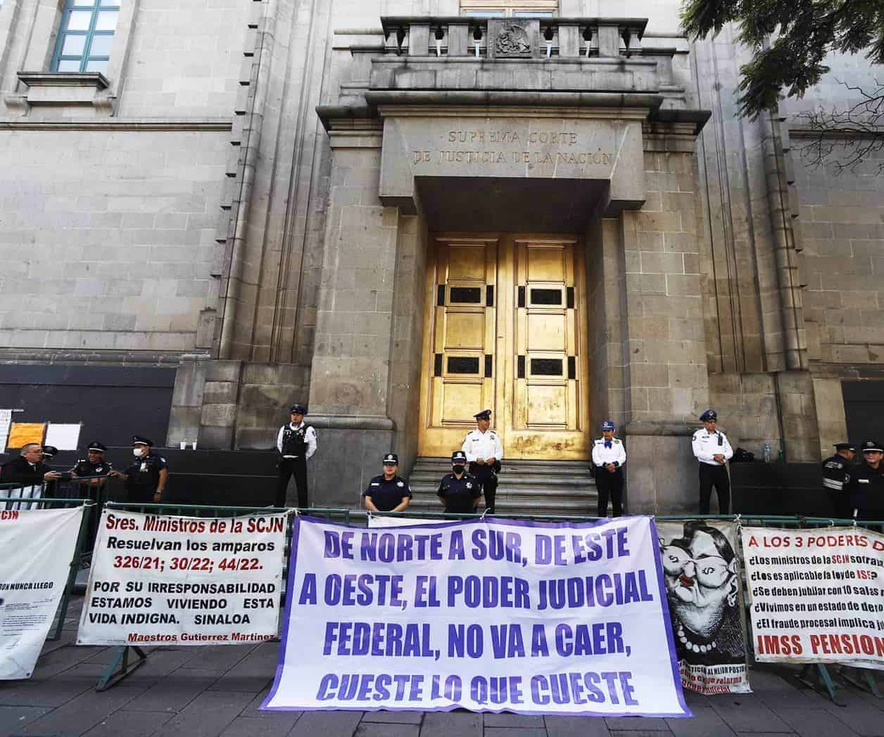 Empleados de Suprema Corte bloquean accesos en protesta