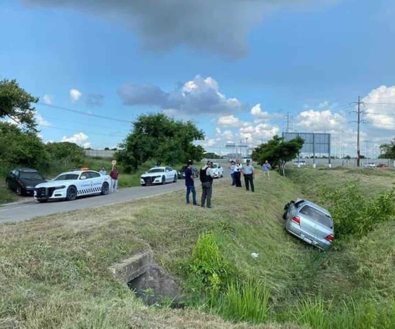 Conductora esquiva un perro, termina en canal en Altamira