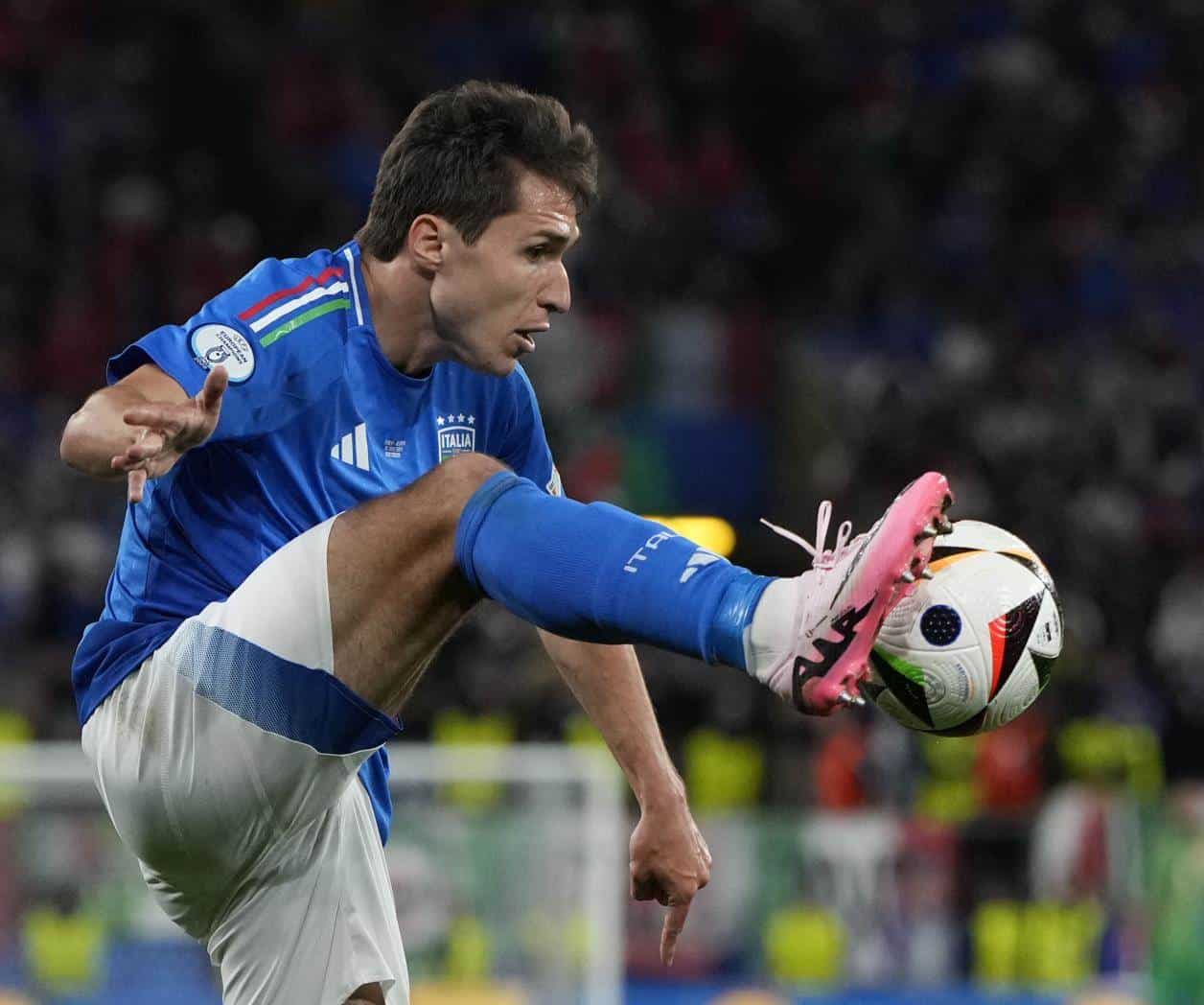 Federico Chiesa llega a Liverpool para reforzar su plantilla