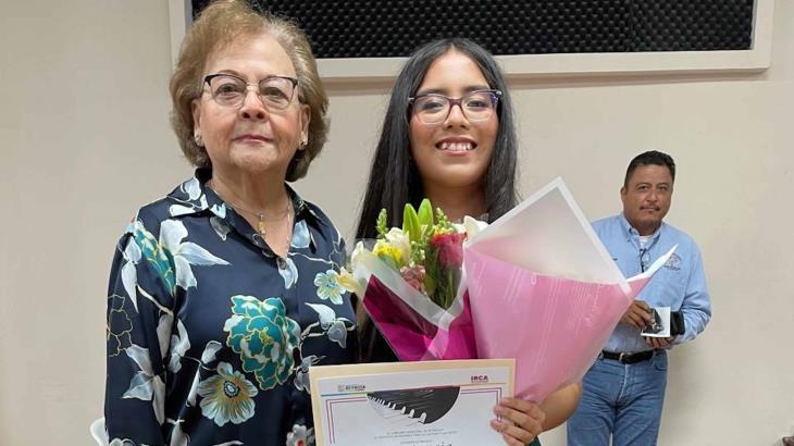 Acompañan a la graduación de Juliana Pérez.