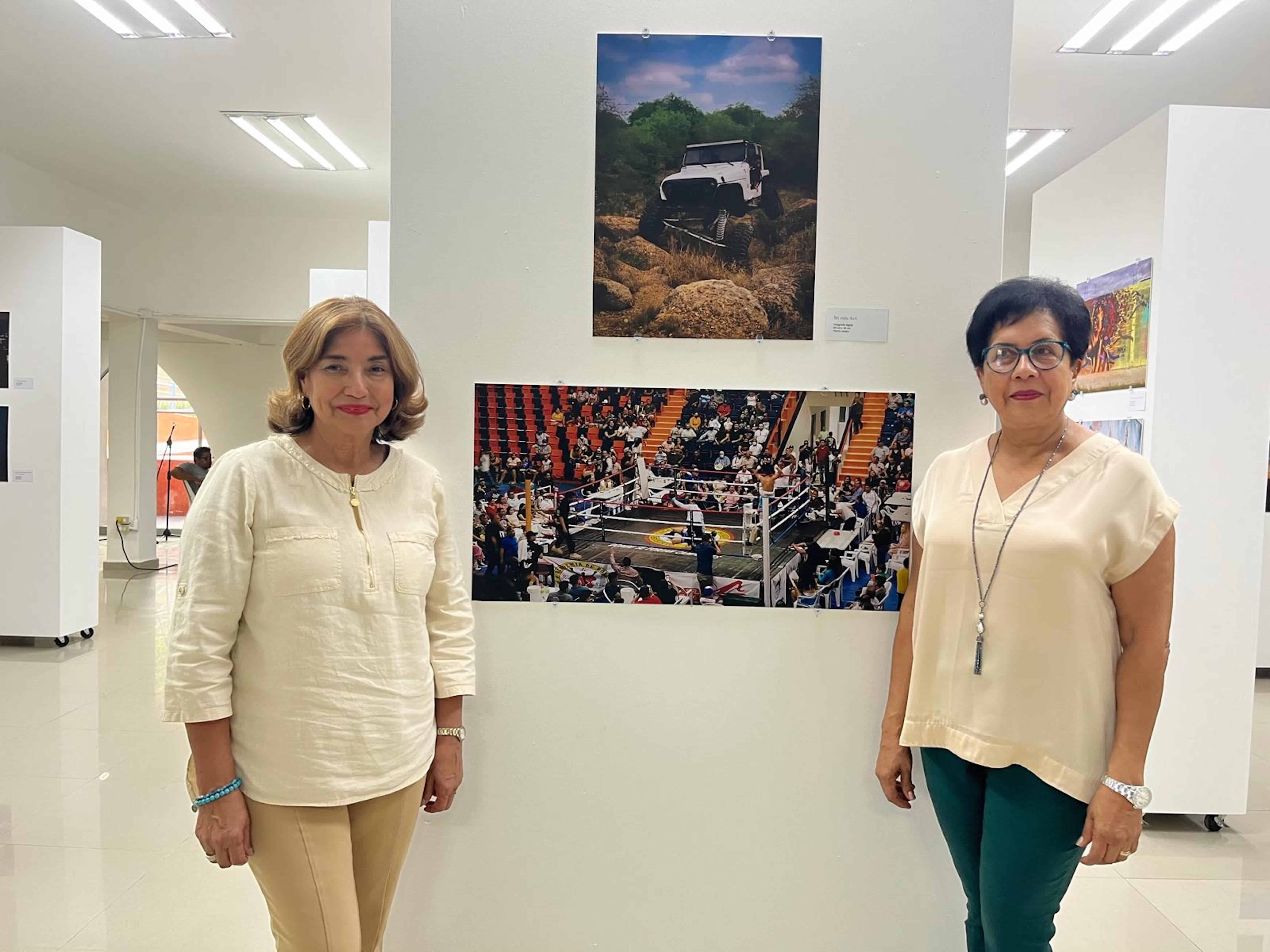 Presidenta del Club de Cultura Musical asiste a exhibición de fotografías de Reynosa.