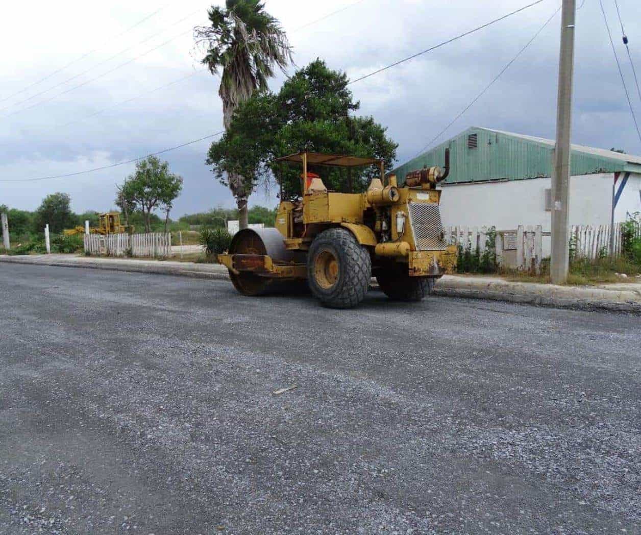 Pavimentan calle de clínica gratuita