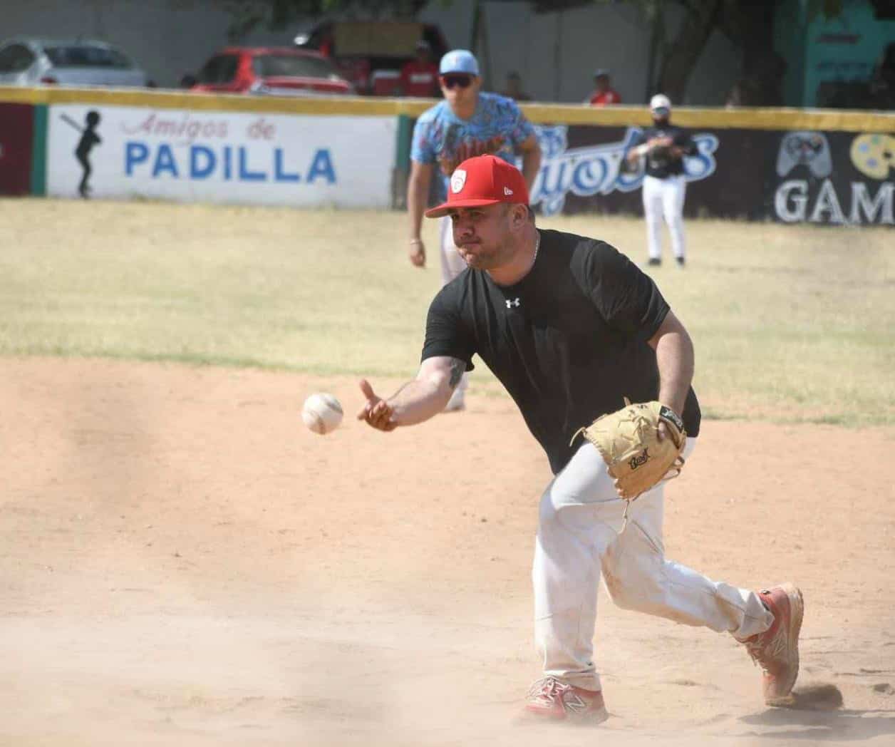 Se juegan las ´semis´ en Liga Burocrática de Softbol