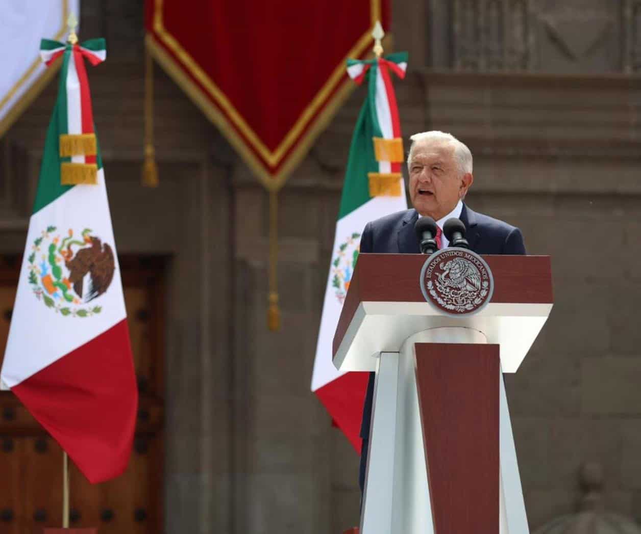 Durante su informe en Zócalo, consulta AMLO a asistentes sobre elección de jueces