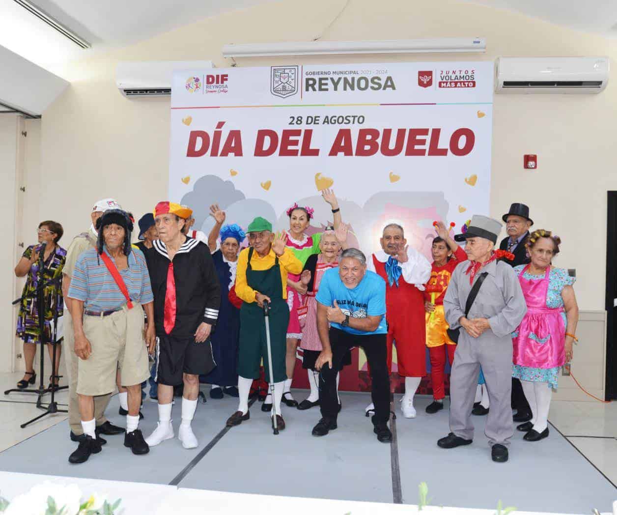 Festejan a abuelitos en su día