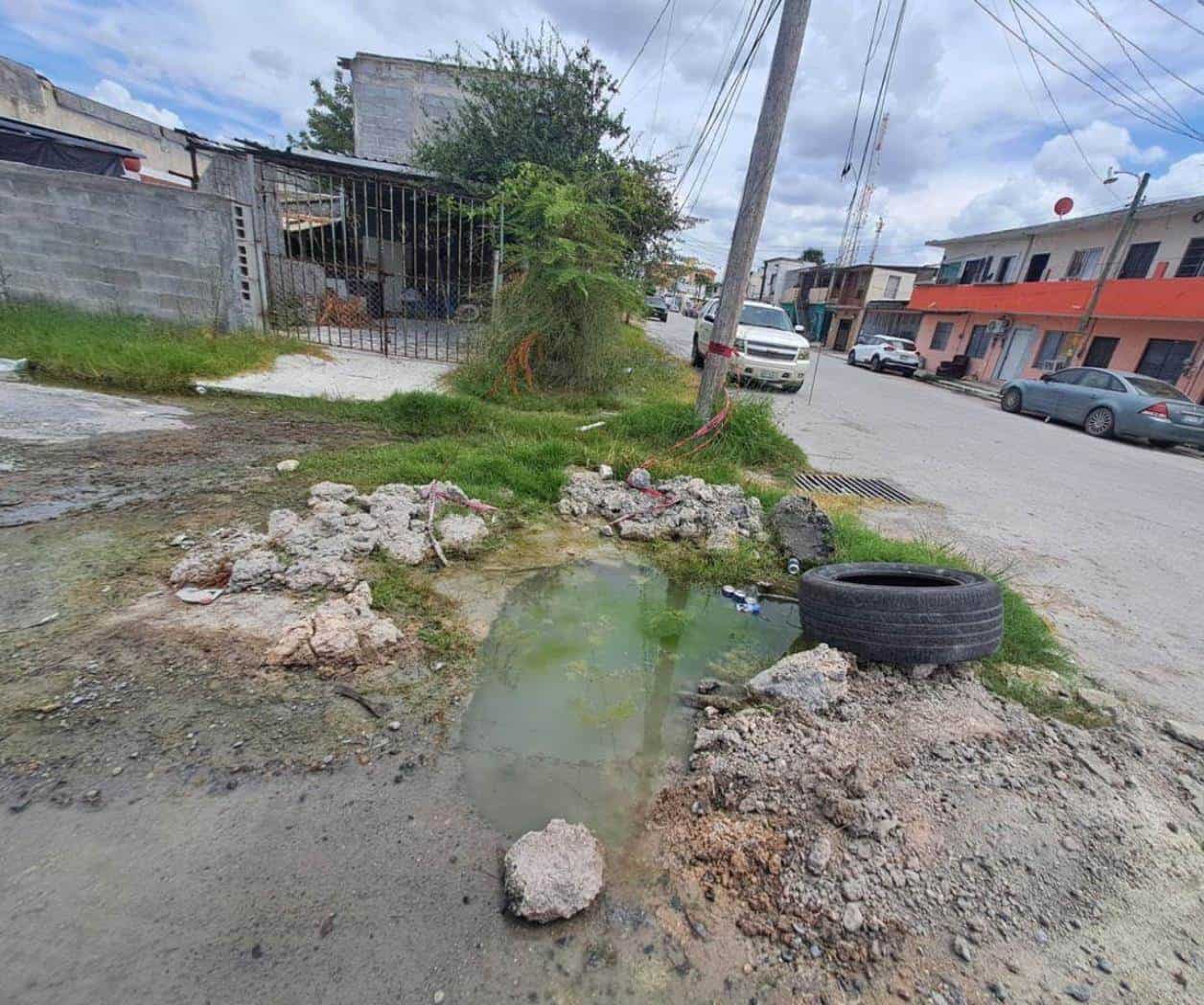 Fuga ocasiona que calle sea intransitable en Colonia Del Valle de Reynosa