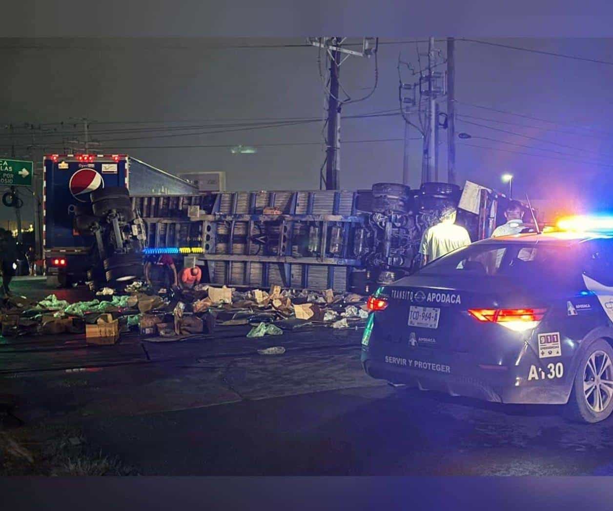 Rapiña en Apodaca tras colisión de tren y tráiler de refrescos