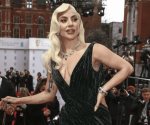 Presume Lady Gaga enorme anillo de compromiso en Venecia