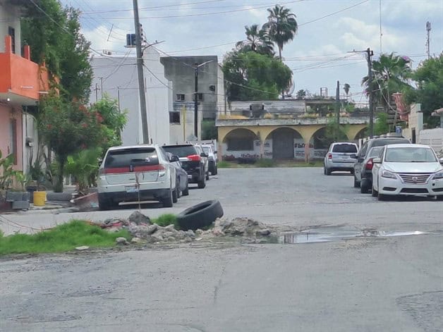 Fuga ocasiona que calle sea intransitable en Colonia Del Valle de Reynosa