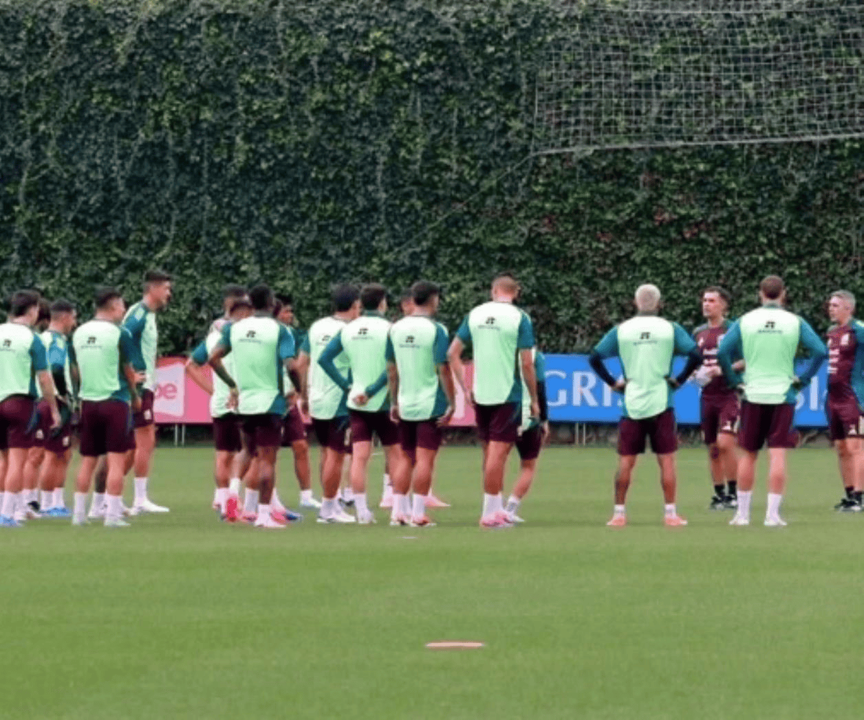 Entrena Selección Mexicana con equipo completo