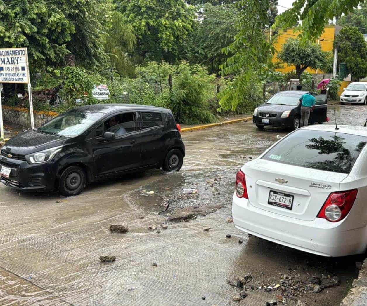 Torrenciales lluvias arrastran vehículos Torrenciales lluvias arrastran vehículos