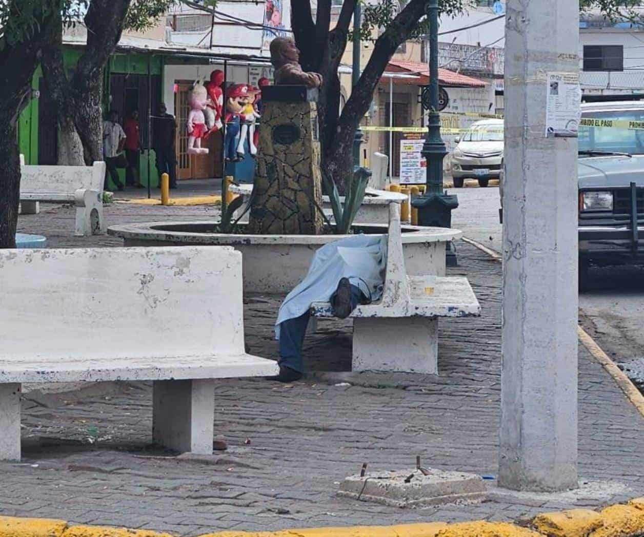 Lo sorprende la muerte en una banca con su guitarra en Reynosa Lo sorprende la muerte en una banca con su guitarra en Reynosa